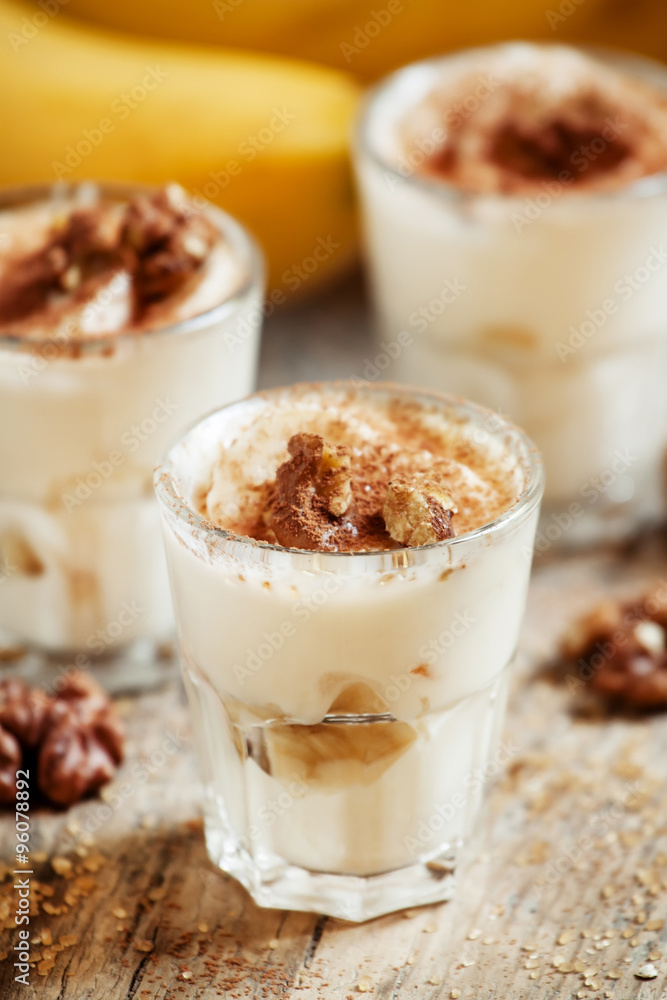 Fresh homemade dessert of bananas, yogurt and nuts, selective fo Fresh homemade dessert of bananas, yogurt and nuts, selective fo