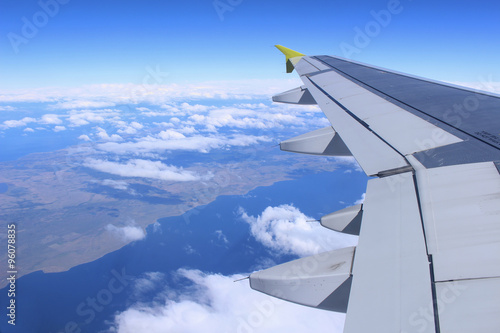 Ala de avión volando sobre territorio chileno photo