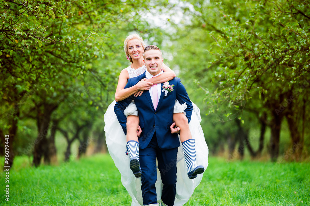 Obraz premium Beautiful wedding couple