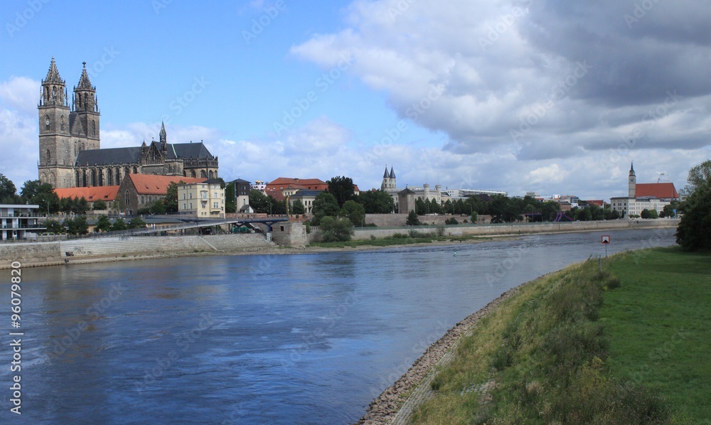 Magdeburg, Blick über die Elbe auf Stadt und Dom