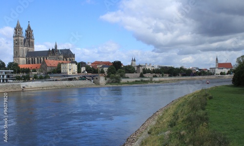 Magdeburg  Blick   ber die Elbe auf Stadt und Dom