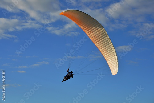 Wallpaper Mural Gleitschirmflieger an der Küste Torontodigital.ca