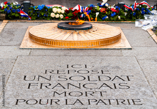 tomb of the unknown french soldier in paris