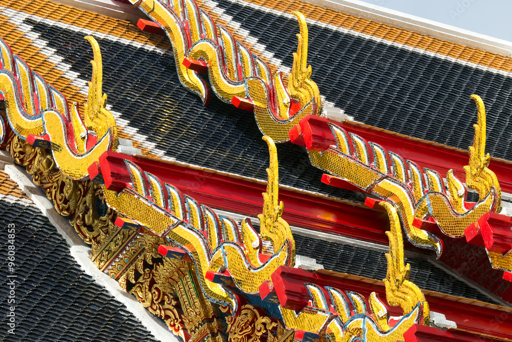 Obraz premium Fired snake Thai art on Temple Roof tiles on the Thai Asian OrientalTemple roof
