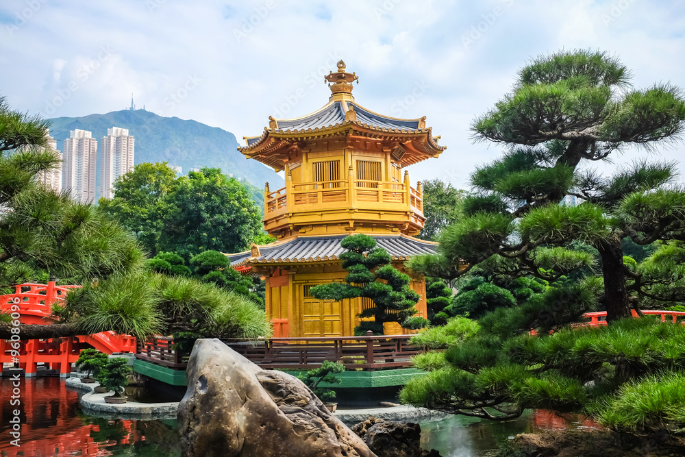 Fototapeta premium Golden Pavilion Chi Lin Nunnery Temple