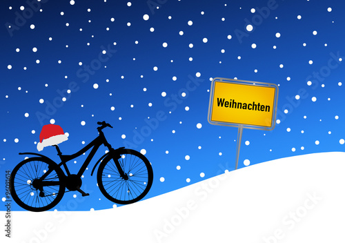 Weihnachtsfahhrad vor Winterhintergrund