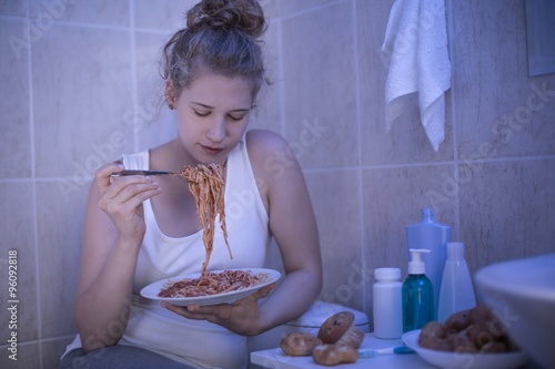 Foto Girl eating spaghetti