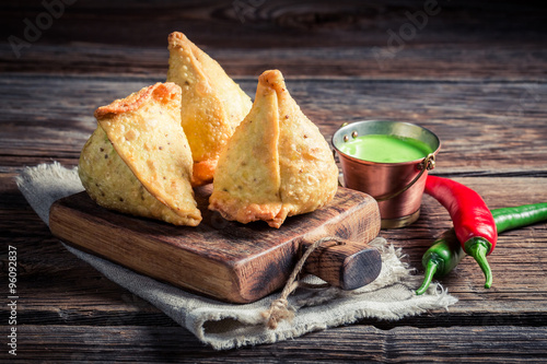 Φωτογραφία Yummy samosa with vegetables