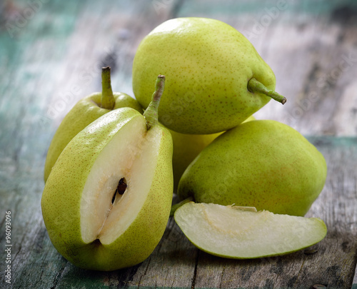 Bilde på lerret Green pears on a rustic wooden