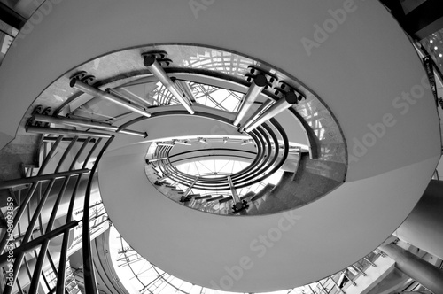 spiralne-schody-w-centrum-handlowym