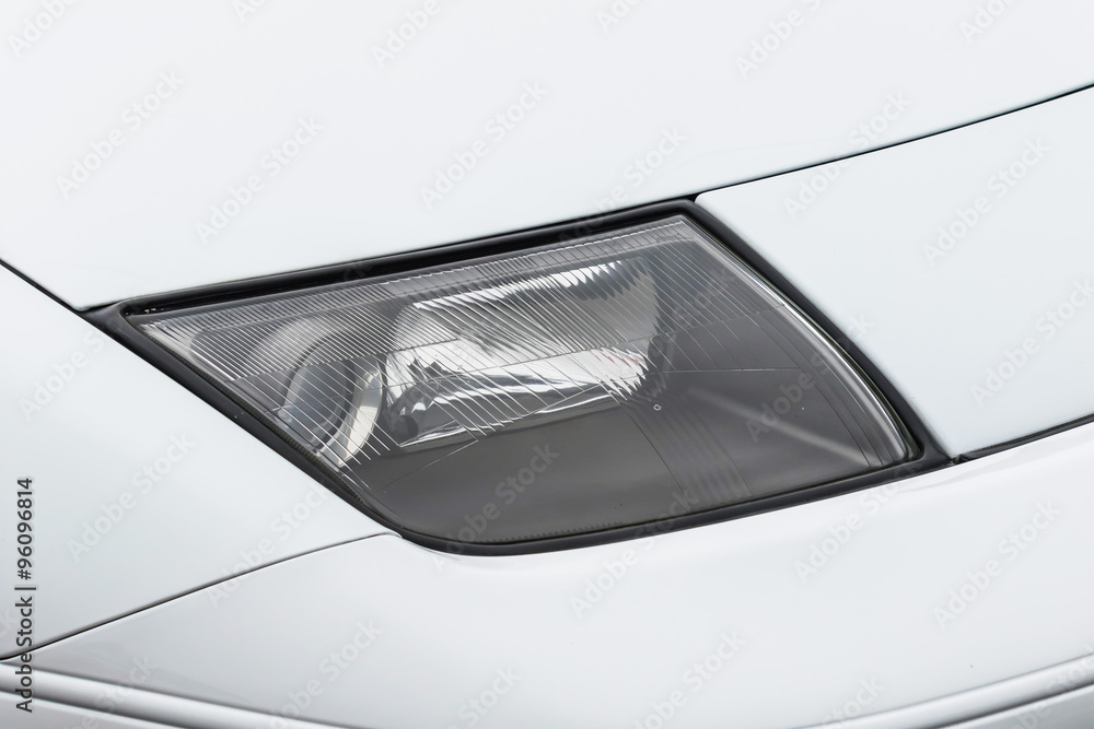 白い車のヘッドライト　 Headlight of the white car