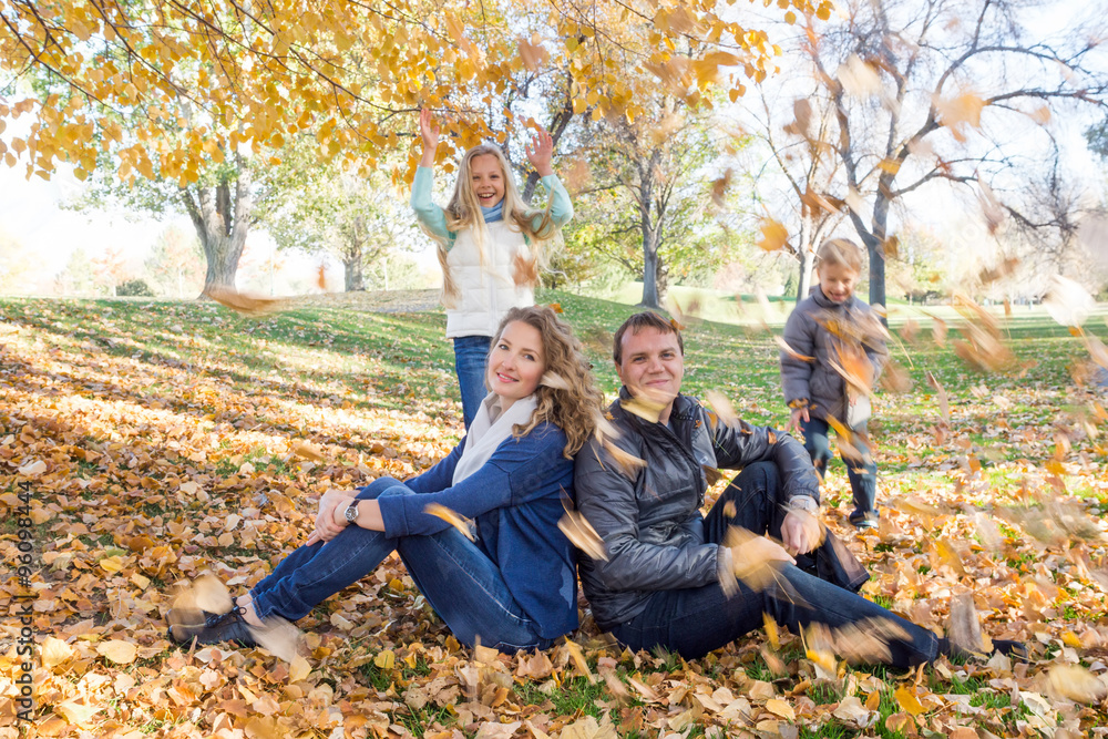 Parents sit under a tree, and children strewed them in the fall Parents sit under a tree, and children strewed them in the fall