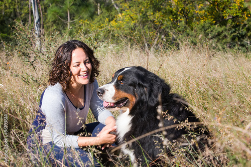 Frau mit Hund auf der Wiese