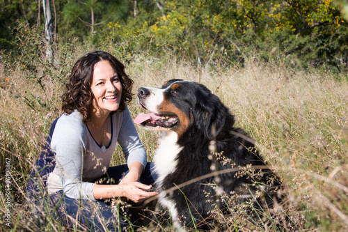 Frau mit Hund auf der Wiese