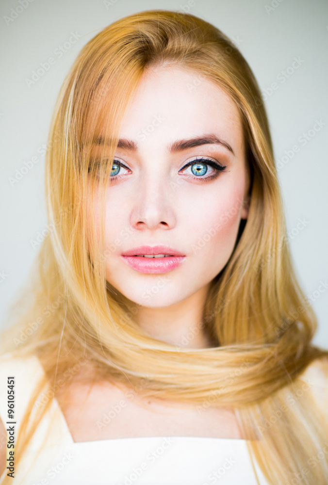 Naklejka premium Close up portrait of young blonde woman