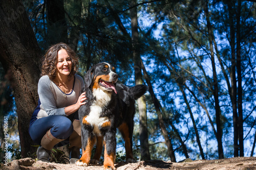 Frau und Hund beim Spaziergang im Wald