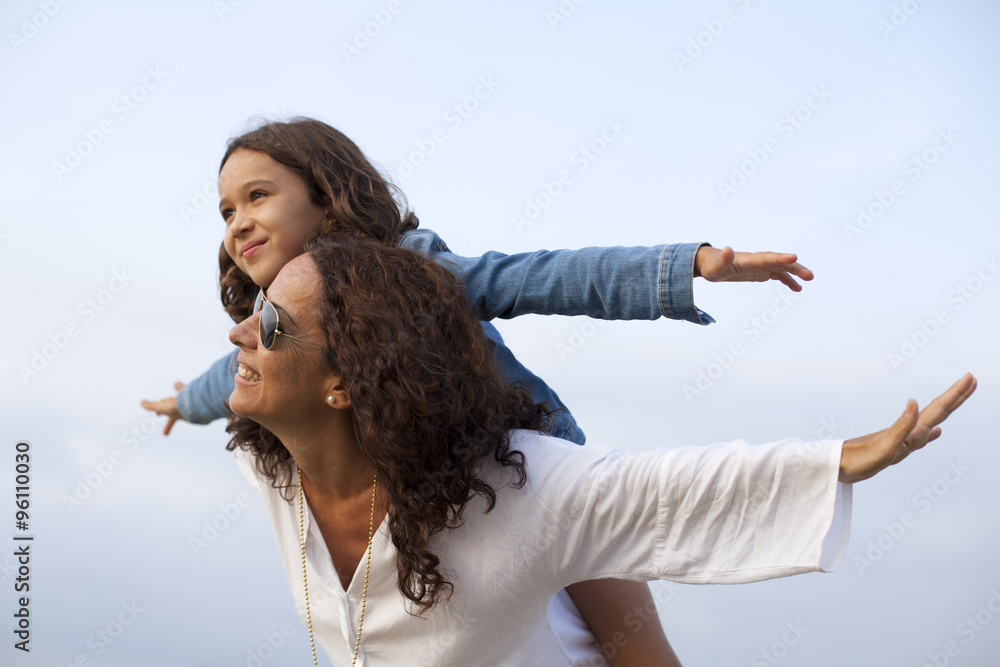 Madre e hija jugando a volar