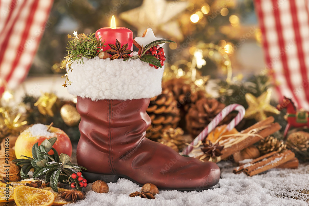 Nikolausstiefel in Weihnachtsdeko vor verschneitem Landhausfenster  Stock-Foto | Adobe Stock