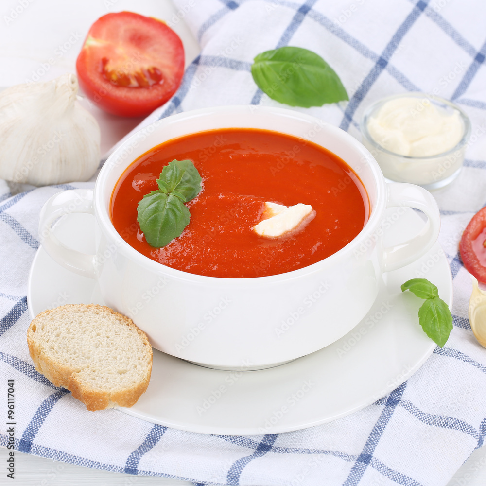 Tomatensuppe Tomaten Suppe in Suppentasse gesunde Ernährung Tomatensuppe Tomaten Suppe in Suppentasse gesunde Ernährung