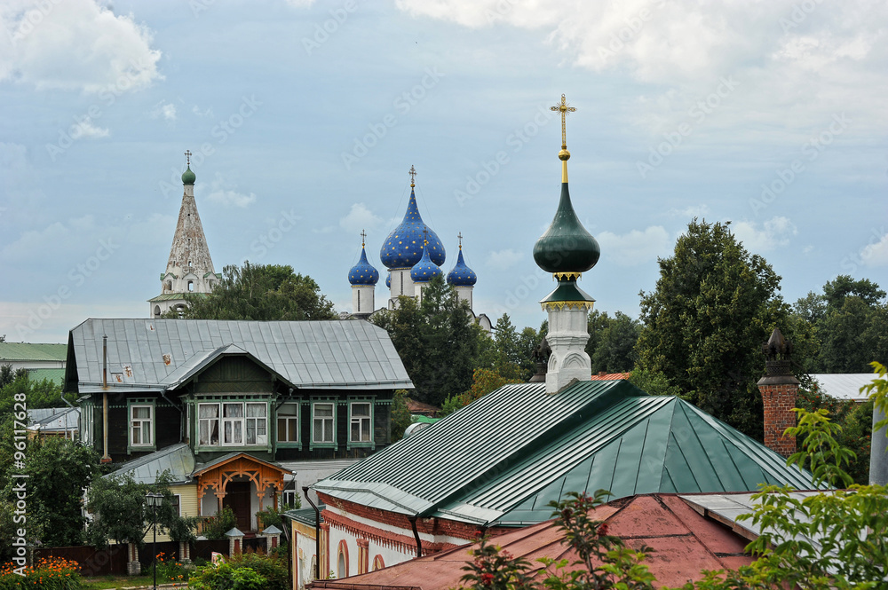 Fototapeta premium views of old houses and the Suzdal Kremlin, Russia
