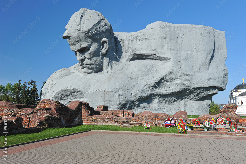 Obraz premium The monument to the defenders of the Brest fortress and the ruin