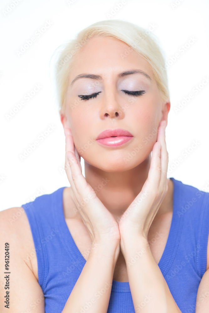 Blonde Frau vor weißem Hintergrund Blonde Frau vor weißem Hintergrund