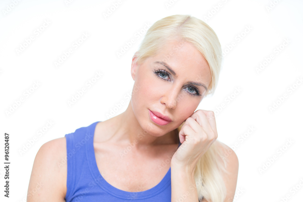 Blonde Frau vor weißem Hintergrund Blonde Frau vor weißem Hintergrund