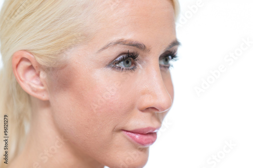 Blonde Frau vor weißem Hintergrund