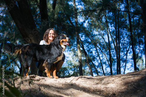 Frau mit Hund im Wald