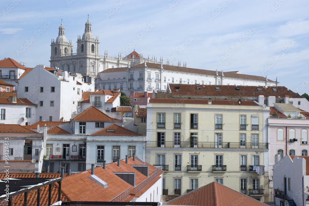 Häuser der Alfama und eine Kirche in Lissabon, Portugal