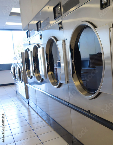 Fotografija public laundromat washers