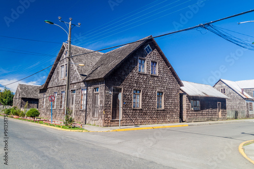 Fototapeta Naklejka Na Ścianę i Meble -  View of wooden houses lining streets of Curaco de Velez village, Quinchao island, Chile