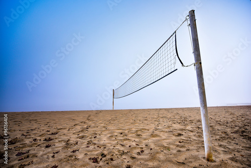 Konstfotografi Volleyball net on a beach in thick fog on the Ottawa River