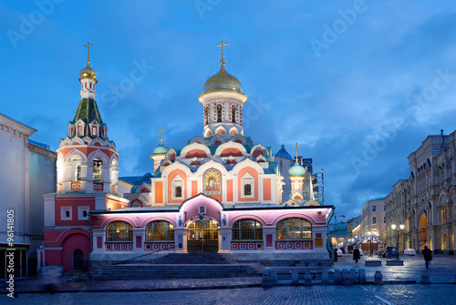 Казанский собор на Красной площади в Москве вечером