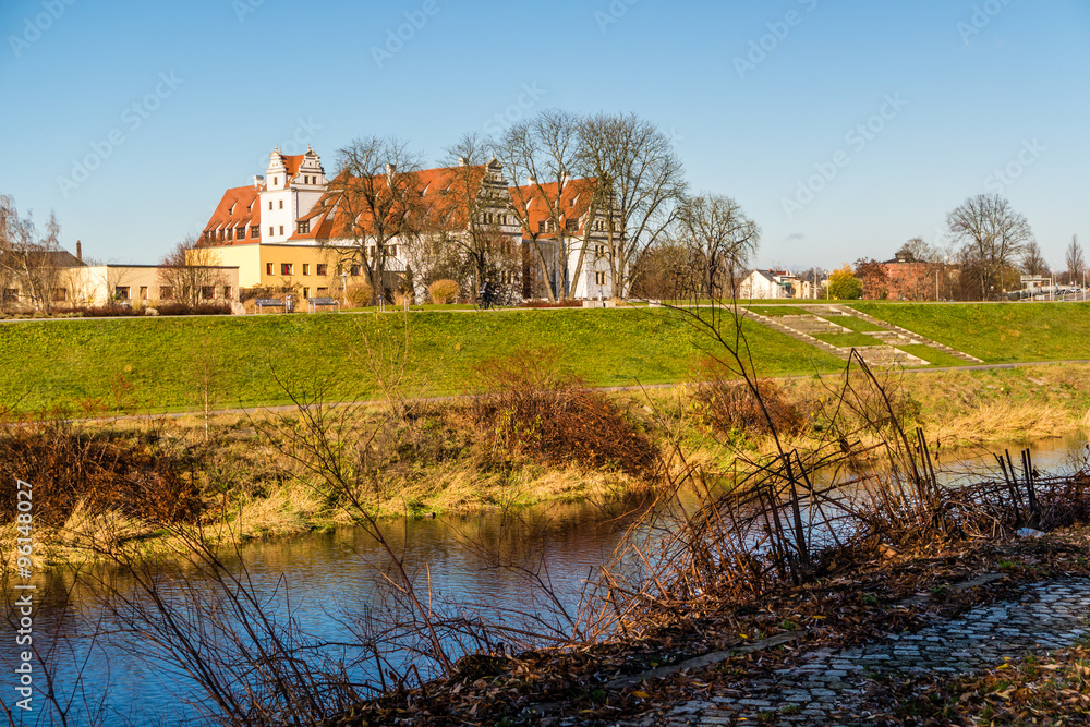 Obraz premium Muldendamm mit Schloss Osterstein