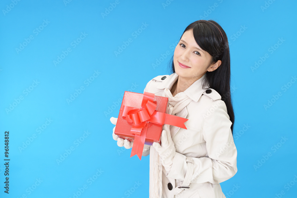 プレゼントを持つ笑顔の女性