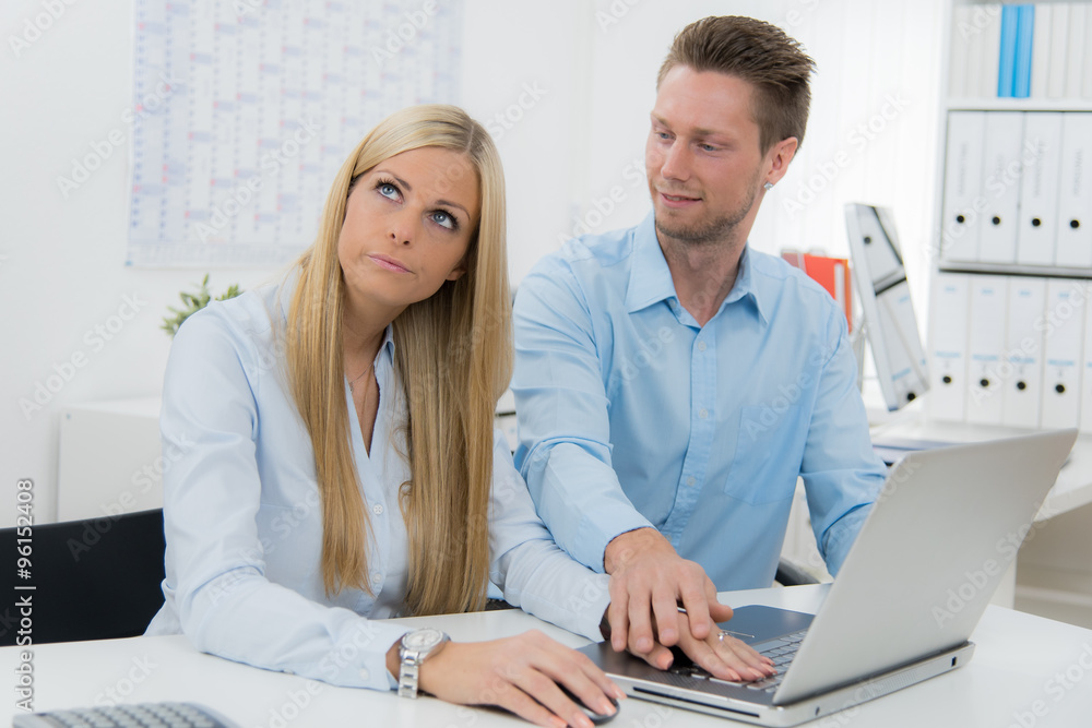 Obraz premium studentin wird von chef belästigt