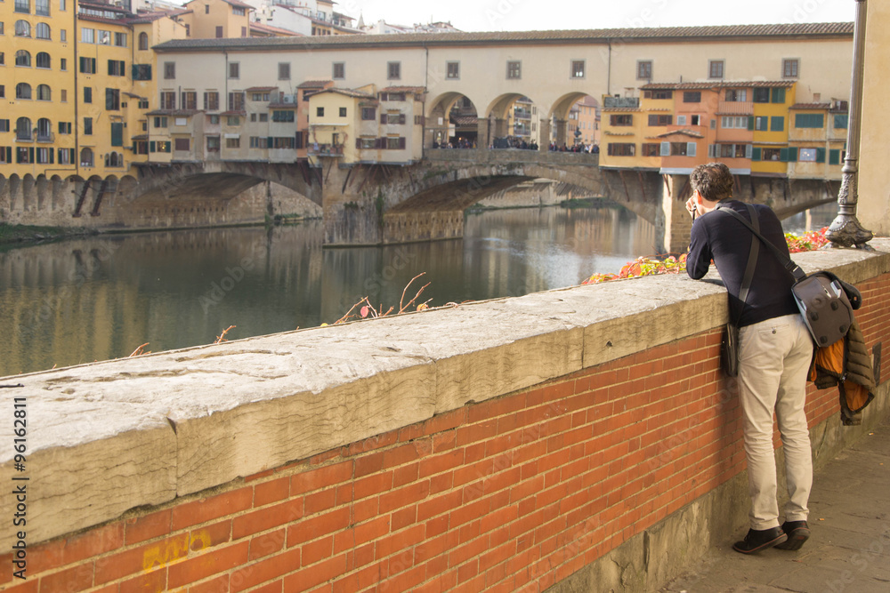 1124 - photographer at the old bridge - florence
