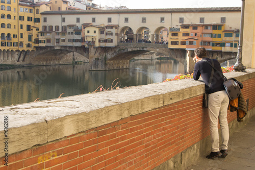 1123 - photographer at the old bridge - florence
