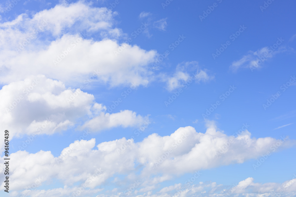 Obraz premium Beautiful blue sky and puffy white cloud background
