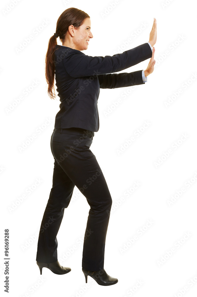 Frau schiebt imaginäre Wand Frau schiebt imaginäre Wand