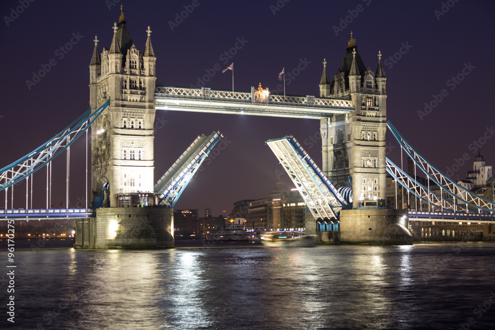 Obraz premium Tower Bridge w nocy