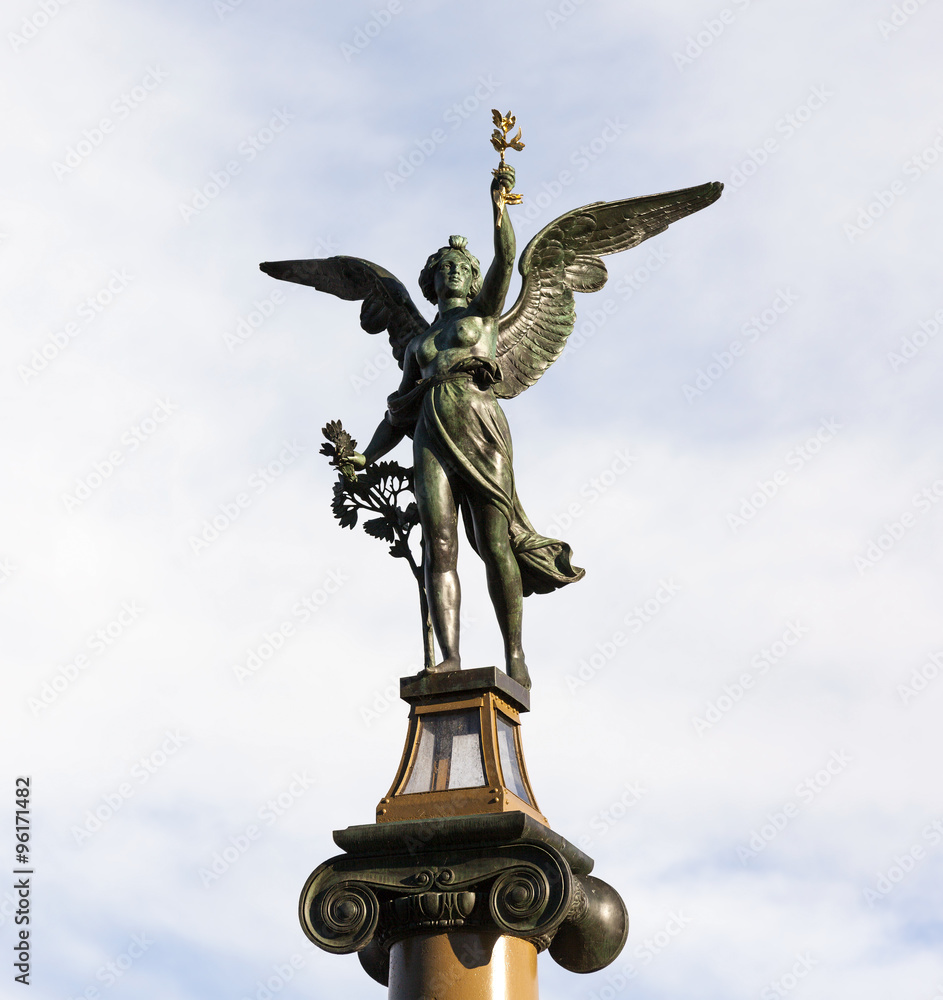 Naklejka premium Скульптуры Гениев на колоннах Чехова столба. Прага. Чехия.