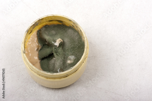 Fotografía spoiled handmade preservatives free face cream in plastic jar