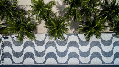 Photo Top View of Copacabana beach with mosaic of sidewalk in Rio de Janeiro