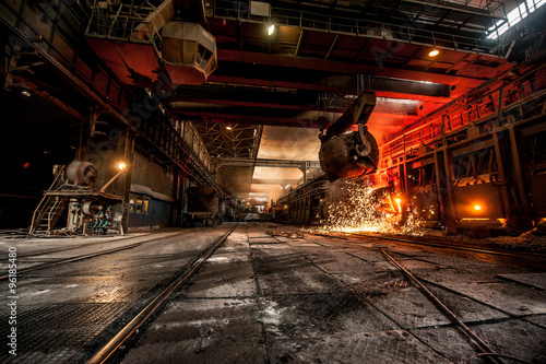 from ladle pours red-hot steel