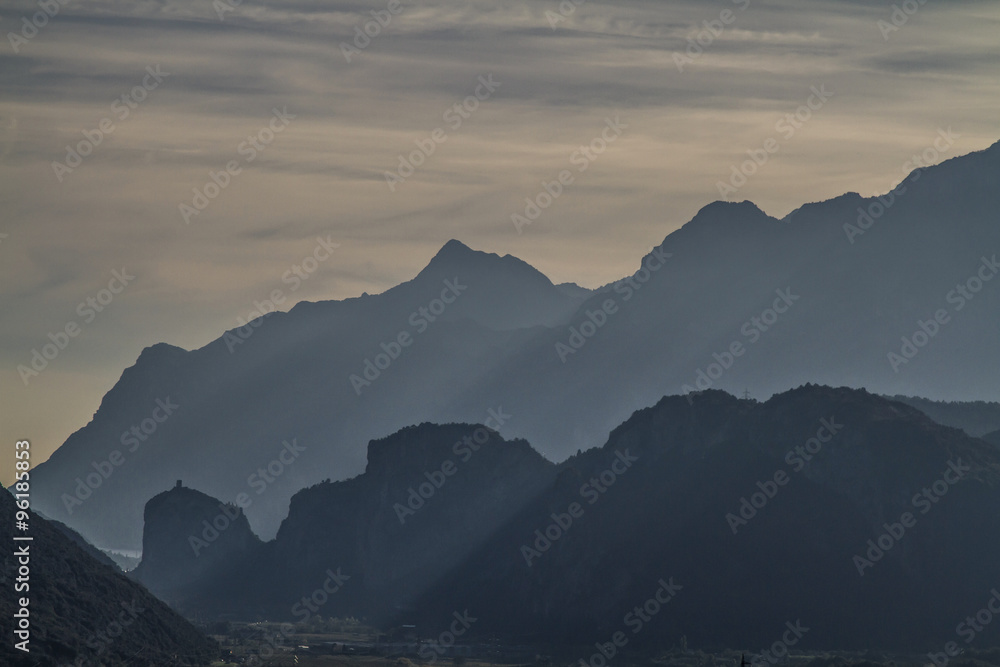 Bergsilhouetten bei Arco