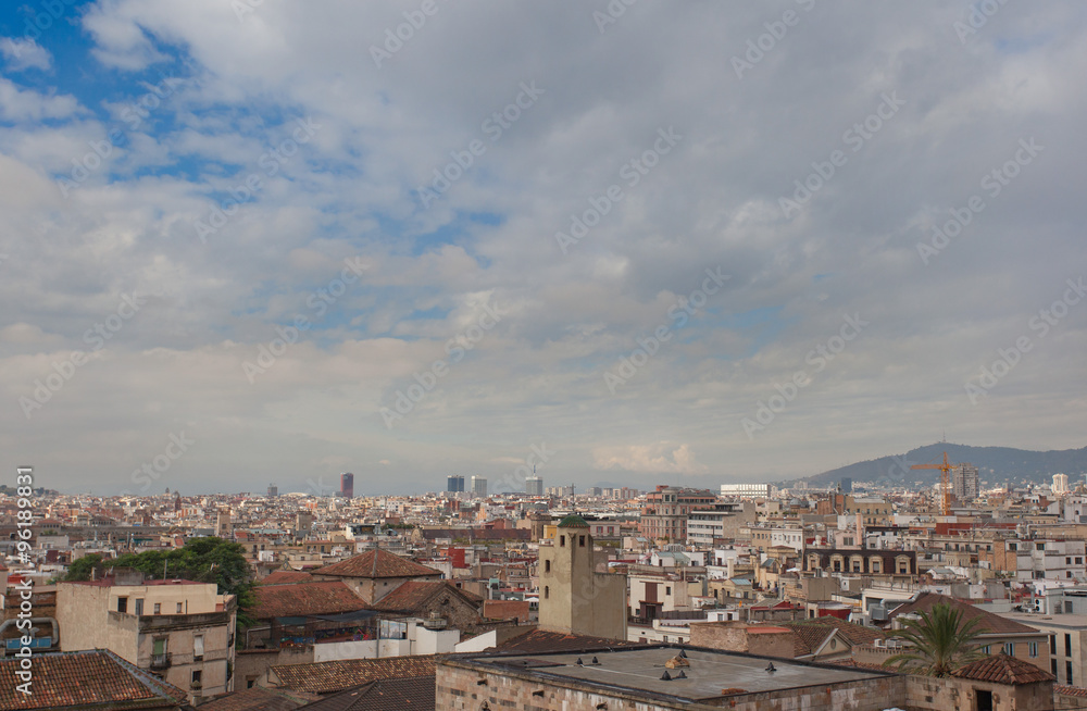 Вид на Барселону с крыши Кафедрального собора Святого Креста и Святой Евлалии. Барселона, Каталония, Испания.
