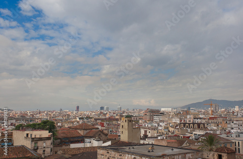 Вид на Барселону с крыши Кафедрального собора Святого Креста и Святой Евлалии. Барселона, Каталония, Испания.   © pelatophoto