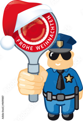 Polizist zeigt Polizeikelle mit Weihnachtsmütze und Frohe Weihnachten